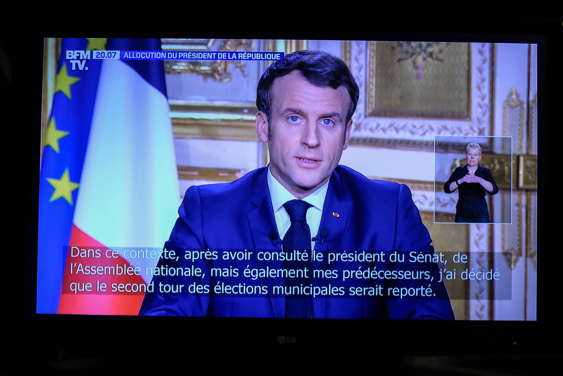 Nachdem Frankreich am 9. Februar 2020 die ersten Corona-Fälle meldet, ruft Macron am 16. März 2020 den ersten Lockdown aus. "Wir sind im Krieg", erklärt er in einer Fernsehansprache.