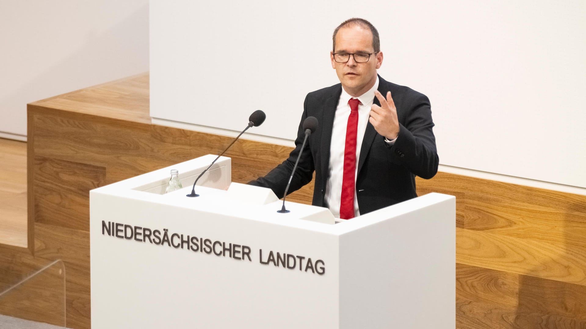 Kultusminister Grant Hendrik Tonne bei einer Plenarsitzung (Archivbild): Er möchte das Bildungsangebot an Schulen erweitern. Kultusminister Grant Hendrik Tonne bei einer Plenarsitzung (Archivbild): Er möchte das Bildungsangebot an Schulen erweitern.