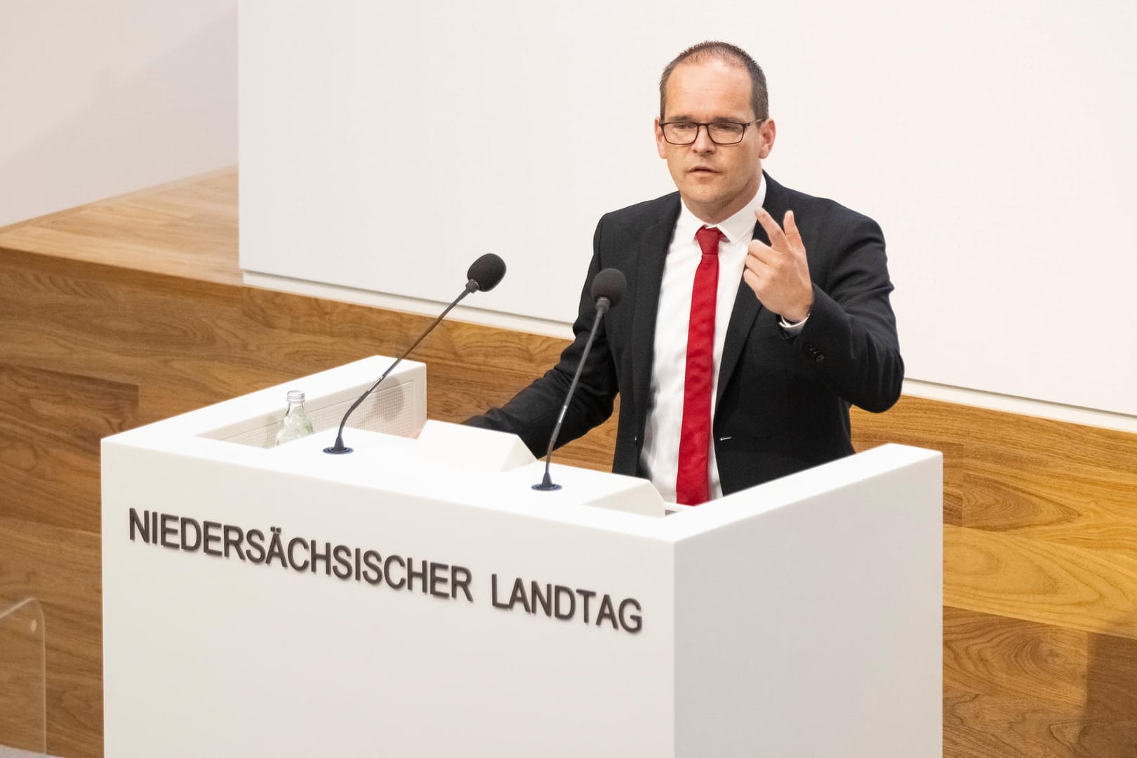 Kultusminister Grant Hendrik Tonne bei einer Plenarsitzung (Archivbild): Er möchte das Bildungsangebot an Schulen erweitern.