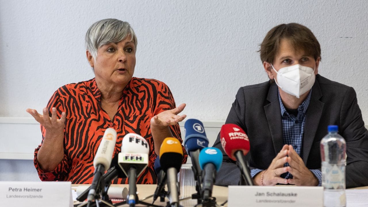 Die hessischen Co-Vorsitzenden der Linken, Petra Heimer und Jan Schalauske, geben in Frankfurt eine Pressekonferenz.