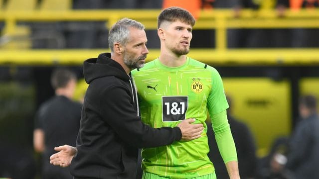 BVB-Trainer Marco Rose (l) muss bis auf Weiteres auf Stammkeeper Gregor Kobel verzichten. BVB-Trainer Marco Rose (l) muss bis auf Weiteres auf Stammkeeper Gregor Kobel verzichten.