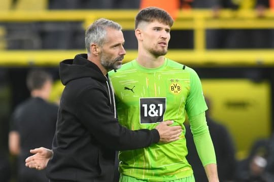 BVB-Trainer Marco Rose (l) muss bis auf Weiteres auf Stammkeeper Gregor Kobel verzichten.