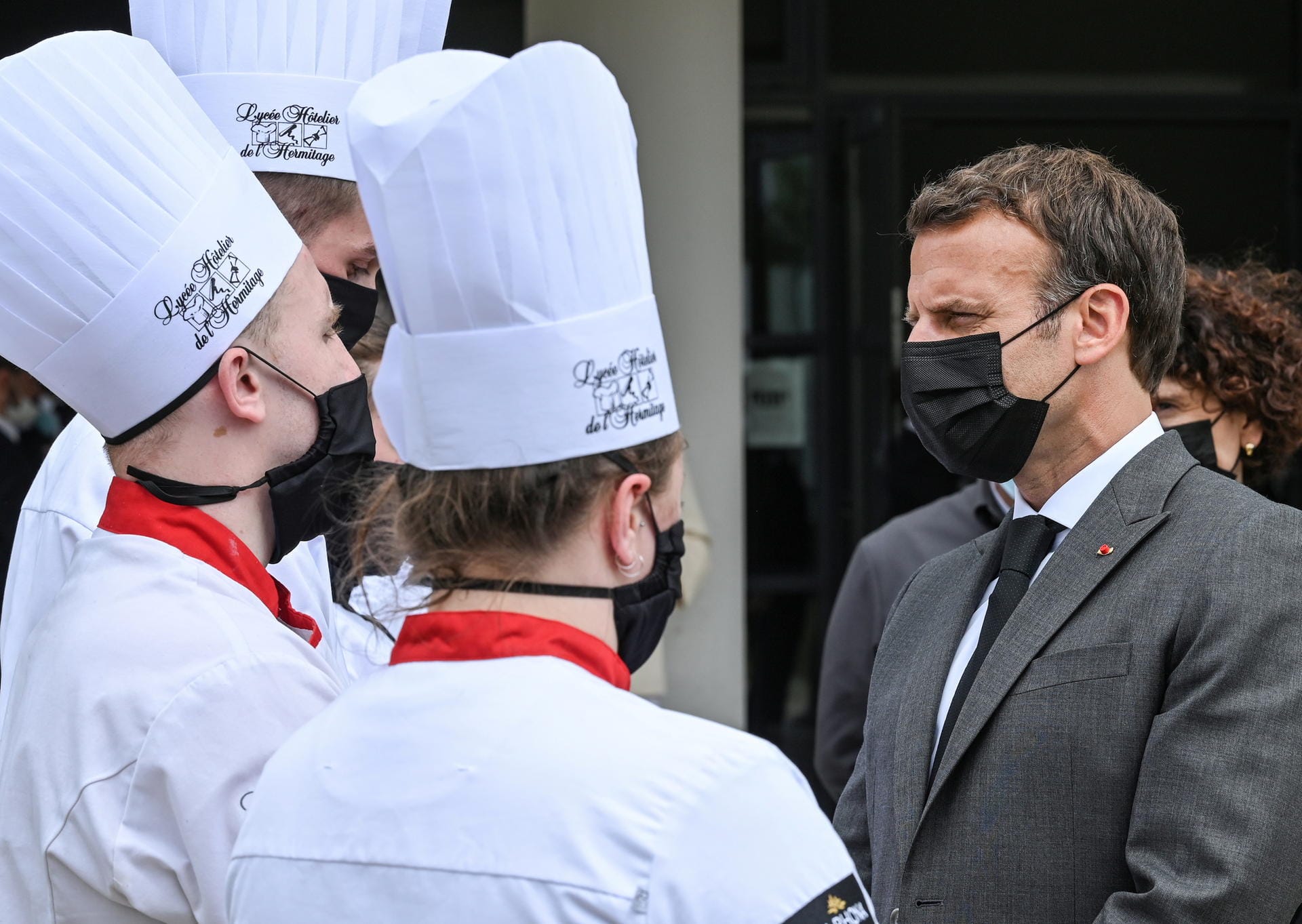 Im Juni 2021 erhält Emmanuel Macron auf seiner Reise nach Südfrankreich von einem Bürger eine Ohrfeige. "Nieder mit der Macronie", rief dieser, als Ausdruck seiner Unzufriedenheit mit Macrons Politik. Am 20. Juni 2021 erhält Macron diese Ohrfeige dann auch mit dem Wahlergebnis der Regionalwahlen: Seine Partei LREM schneidet schlecht ab. Die Wahlbeteiligung liegt bei nur 34 Prozent.