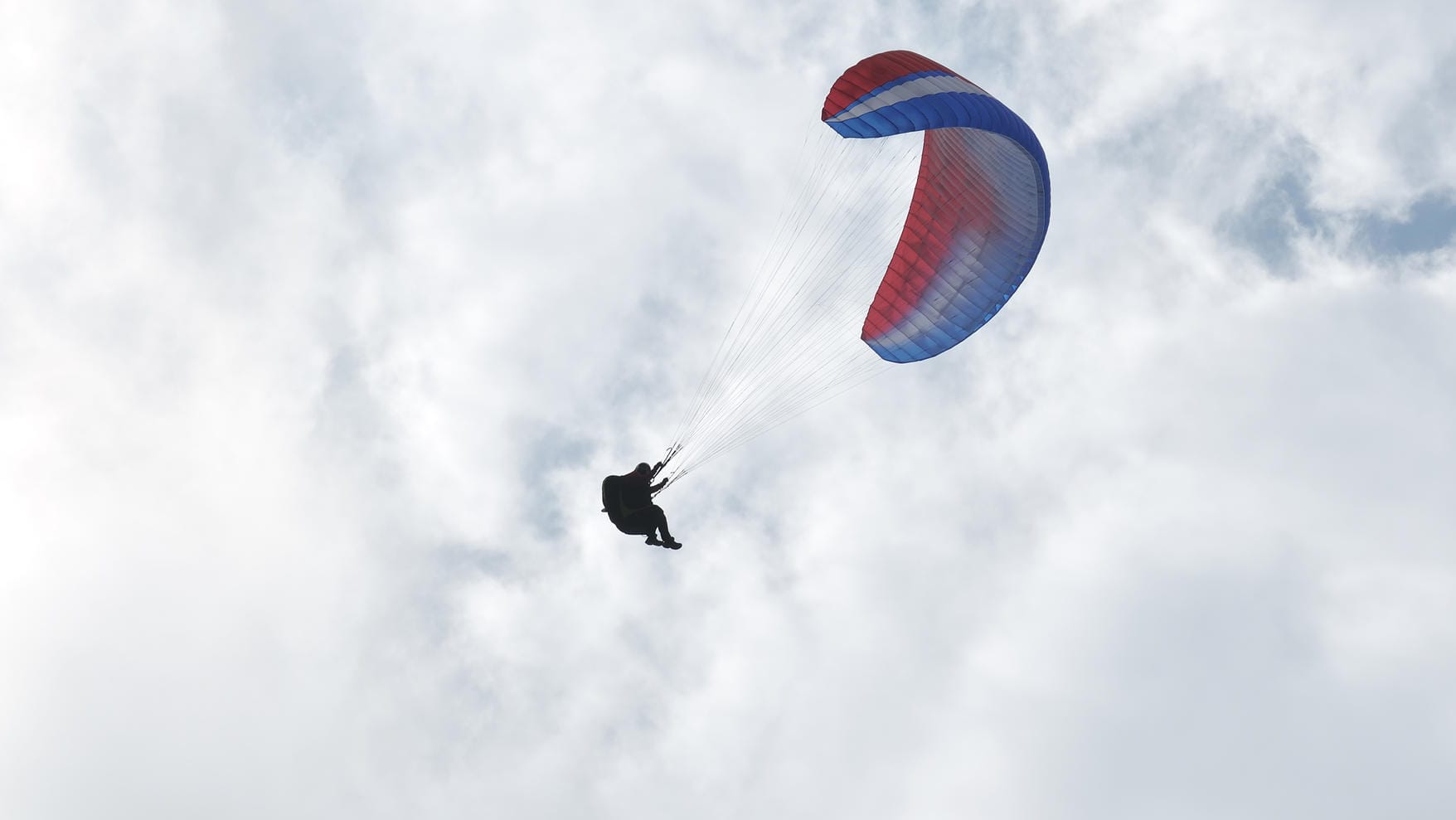 Paragleitschirm (Symbolbild): Die Ursache für den Unfall des 52-jährigen Gleitfliegers ist bislang ungeklärt. Paragleitschirm (Symbolbild): Die Ursache für den Unfall des 52-jährigen Gleitfliegers ist bislang ungeklärt.