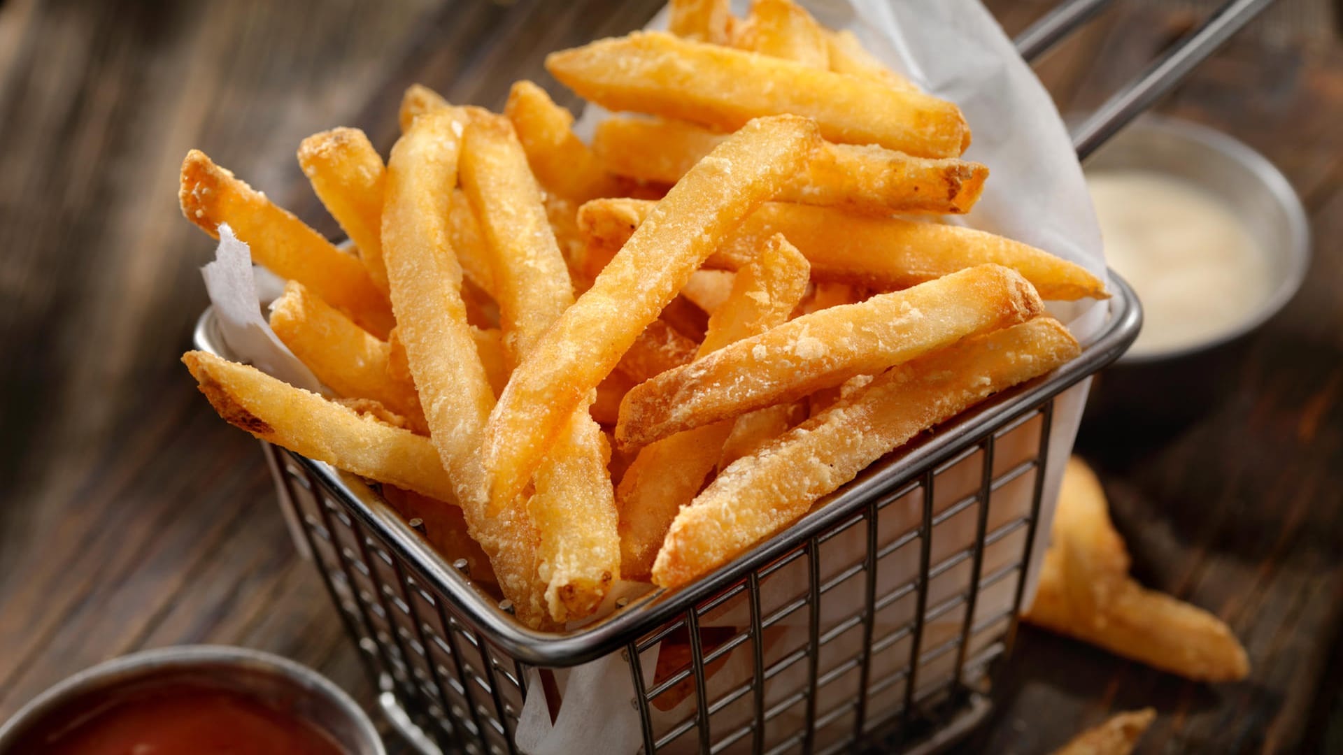 Pommes frites. Damit die Kartoffelstifte nicht labbrig werden, ist die Vorbereitung wichtig.