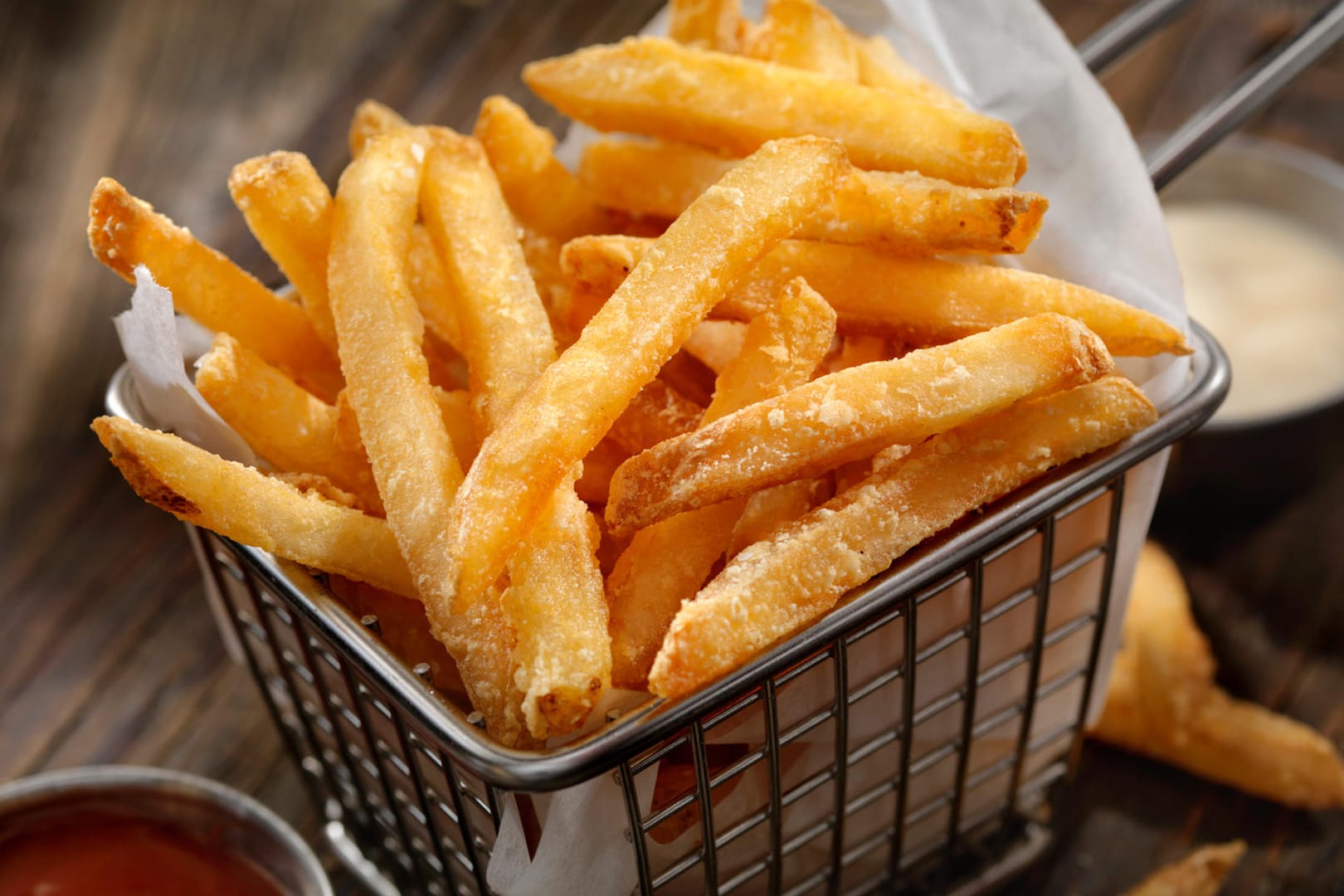 Pommes frites. Damit die Kartoffelstifte nicht labbrig werden, ist die Vorbereitung wichtig.