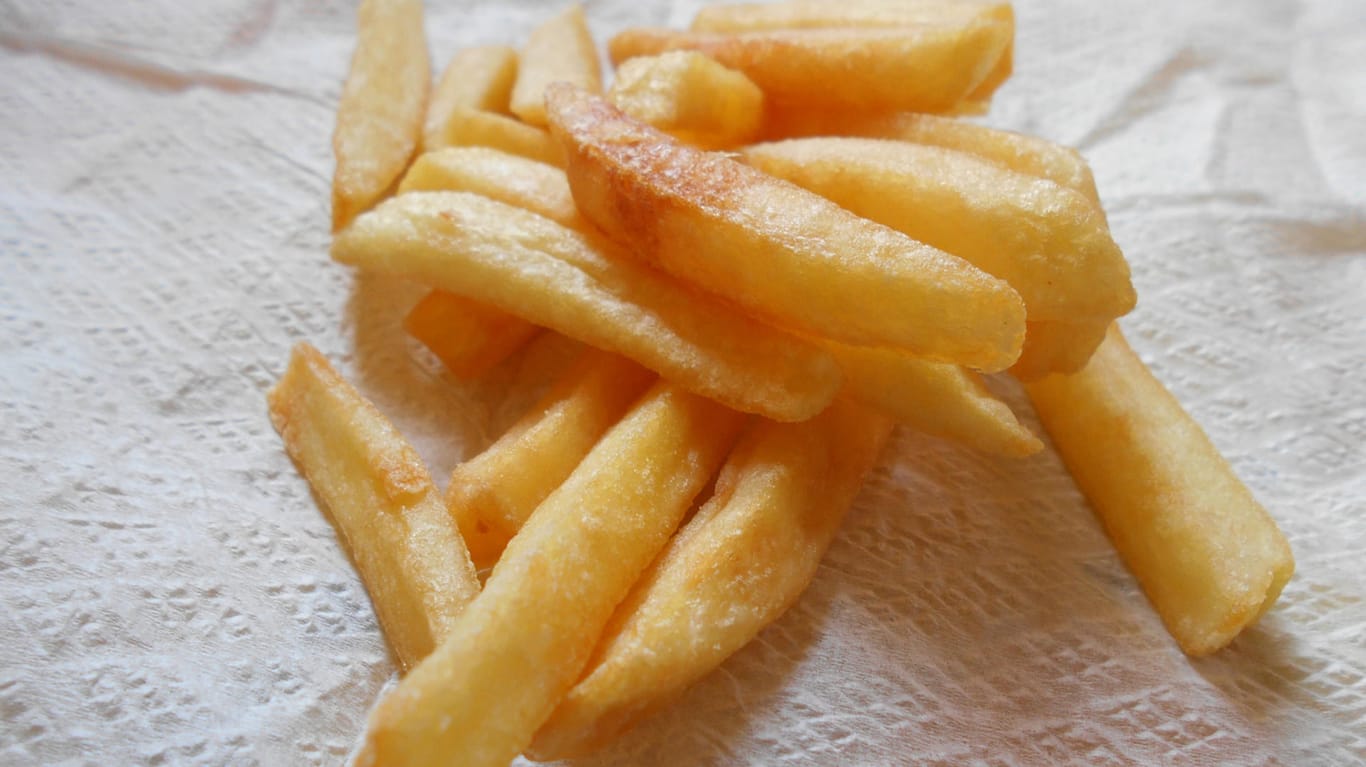 Pommes: Fett sorgt zwar für eine knusprige Ummantelung. Es kann diese jedoch auch aufweichen. Entfernen Sie daher überschüssiges Fett nach der Zubereitung.