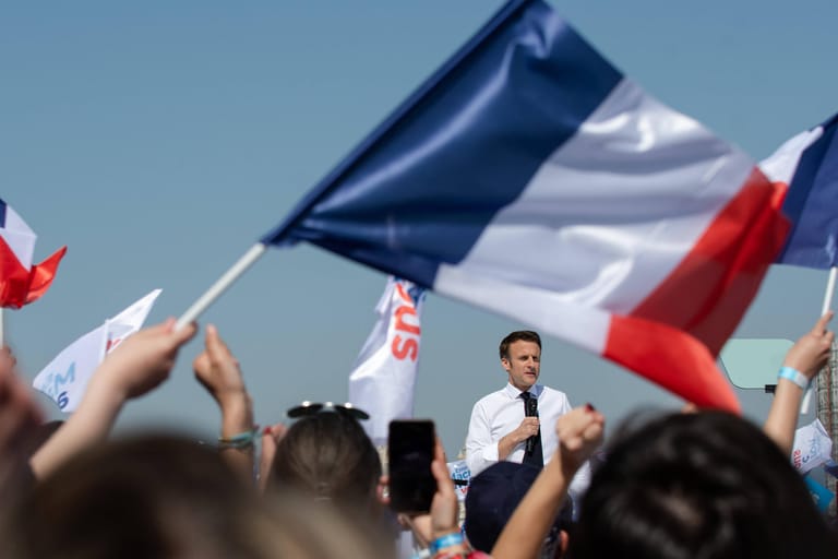 Am 3. März 2022 gibt Macron seine Kandidatur für die zweite Amtszeit bekannt. In der zweiten, entscheidenden Runde der Präsidentschaftswahl tritt Macron erneut gegen die Rechtspopulistin Marine Le Pen an.