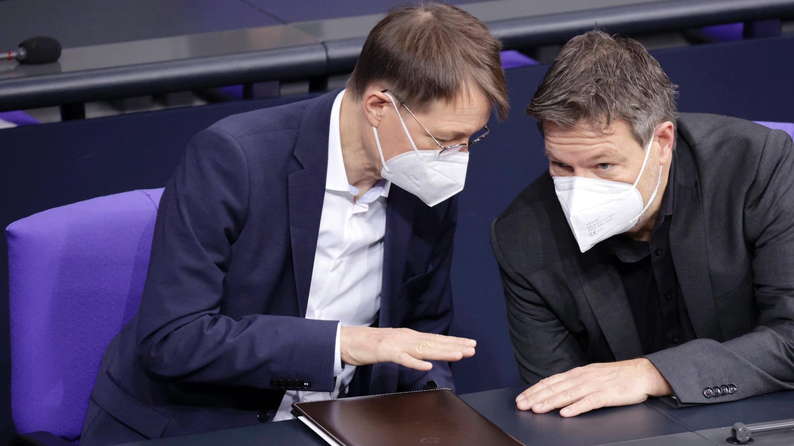 Minister Karl Lauterbach und Robert Habeck mit Maske im Bundestag (Archiv): In Zukunft wird diese Pflicht entfallen.