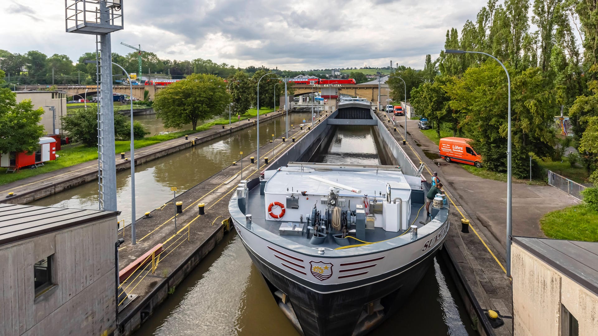 Schleuse Cannstatt auf dem Neckar in Stuttgart (Archivbild): Der Bau der Neckarschleusen droht zu platzen. Schleuse Cannstatt auf dem Neckar in Stuttgart (Archivbild): Der Bau der Neckarschleusen droht zu platzen.