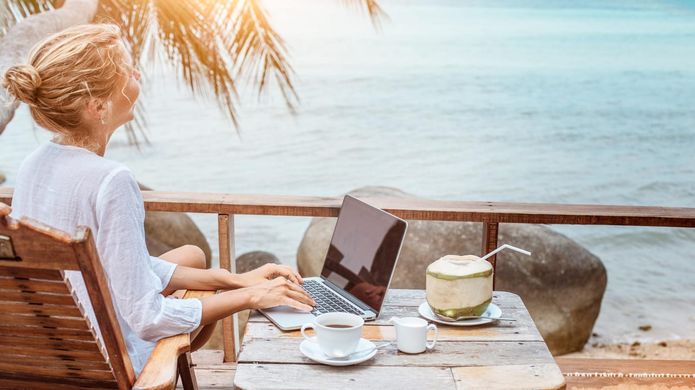 Arbeiten am Strand (Symbolfoto): Workation wird immer beliebter.