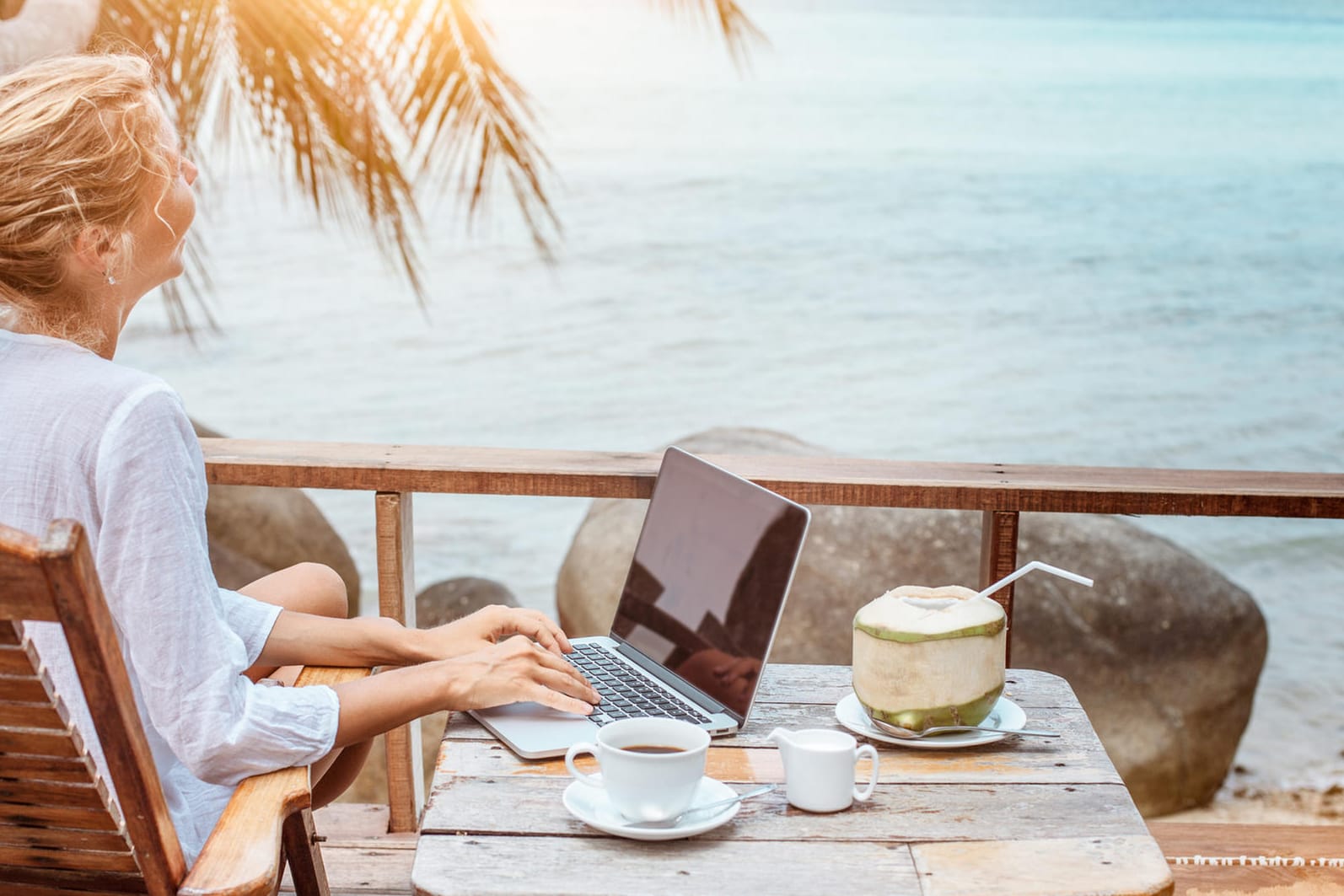 Arbeiten am Strand (Symbolfoto): Workation wird immer beliebter.