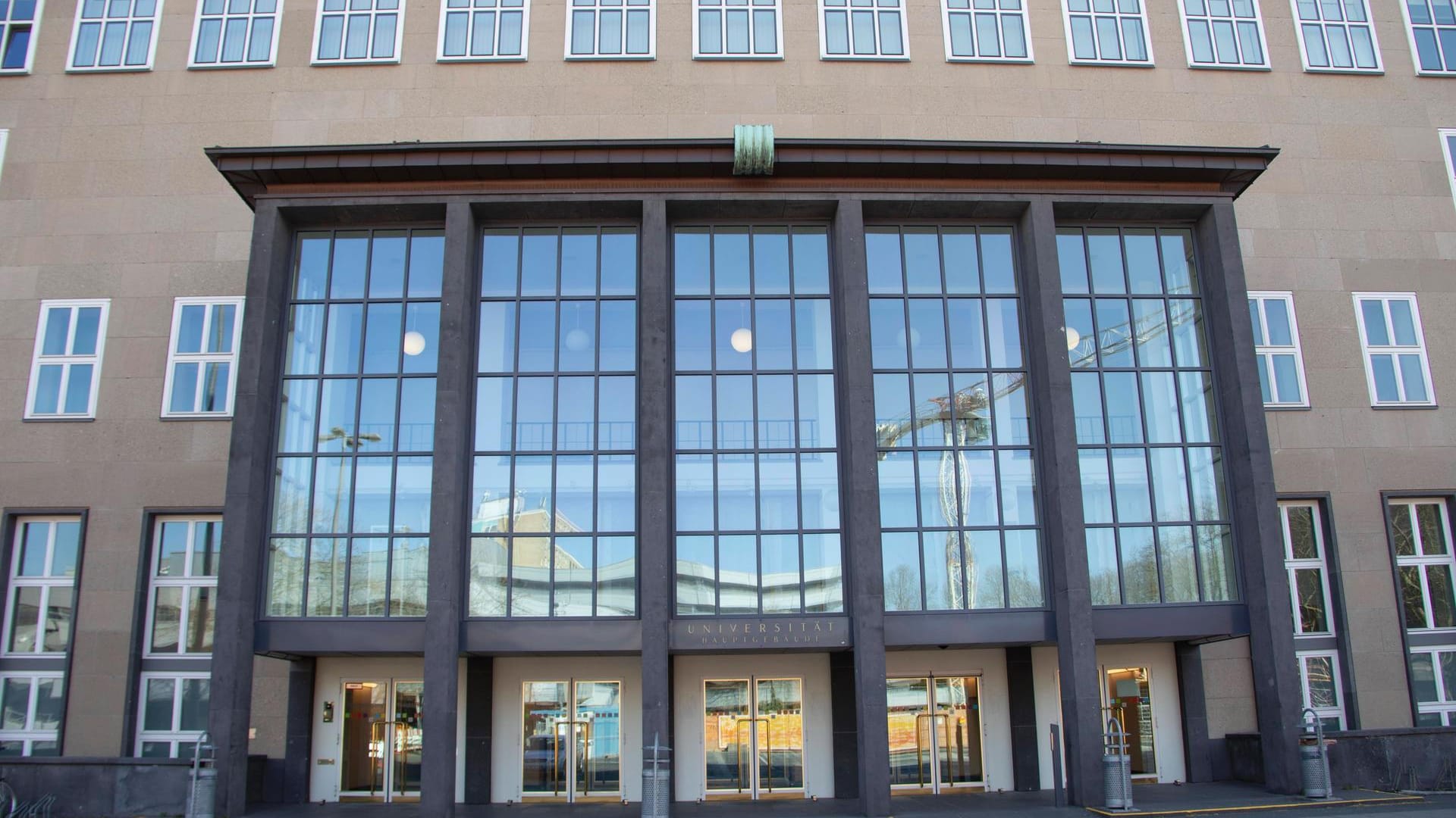 Haupteingang der Universität zu Köln (Symbolbild): Als erste Hochschule Deutschlands richtet sie die Stelle für den Umgang mit Rassismus ein. Haupteingang der Universität zu Köln (Symbolbild): Als erste Hochschule Deutschlands richtet sie die Stelle für den Umgang mit Rassismus ein.