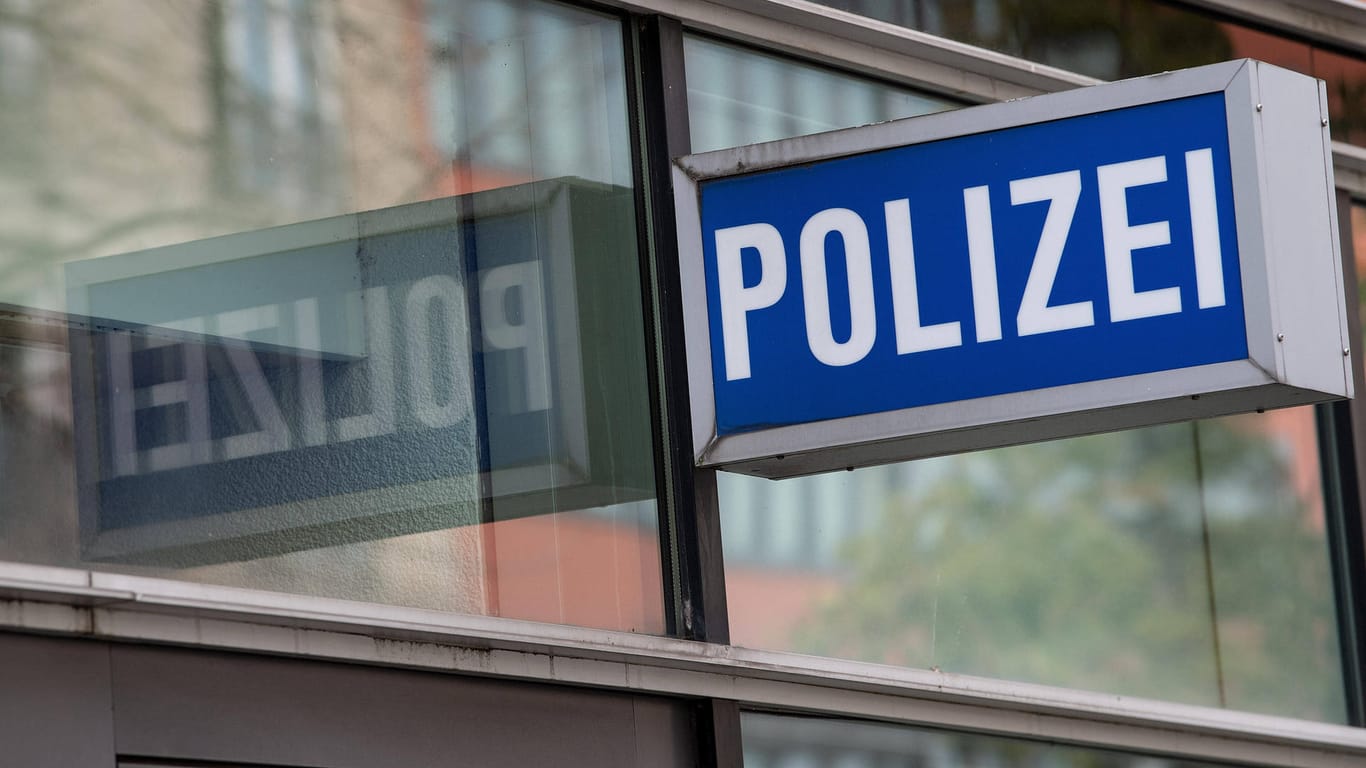 Das 1. Polizeirevier Frankfurt (Innenstadt) (Archivbild): Die Polizeiwache stand im Verdacht, mit Drohmails, die an zahlreiche Personen, darunter auch Politiker und Anwälte verschickt wurden, zusammenzuhängen.