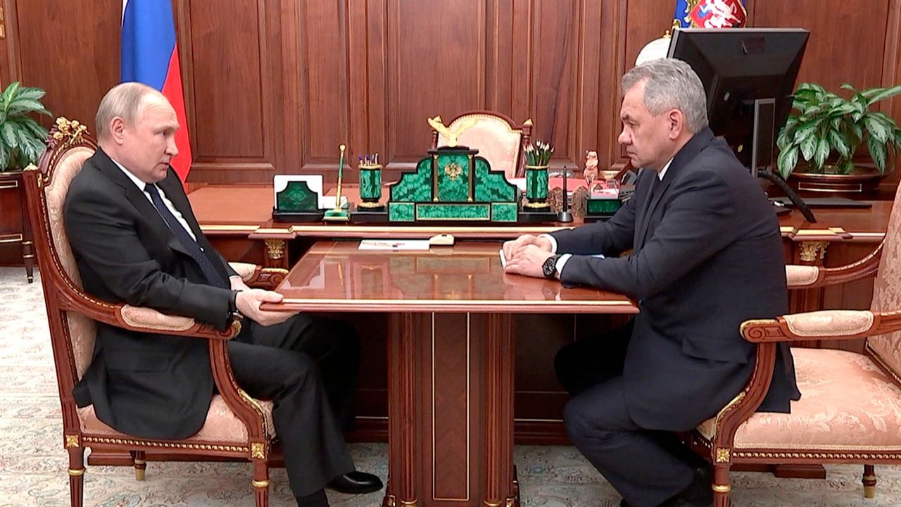 Wladimir Putin und der russische Verteidigungsminister Sergej Schoigu, zeigen sich im Staatsfernsehen. Wladimir Putin und der russische Verteidigungsminister Sergej Schoigu, zeigen sich im Staatsfernsehen.