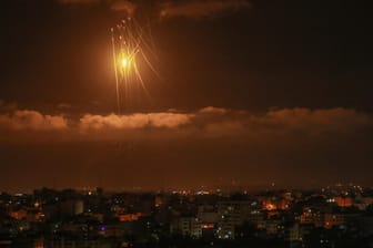 Israels Iron-Dome-Raketenabwehrsystem fängt Raketen ab, die aus dem Gazastreifen in Richtung Israel abgefeuert werden: Militante Palästinenser haben erneut mehrere Raketen auf das Grenzgebiet abgefeuert.