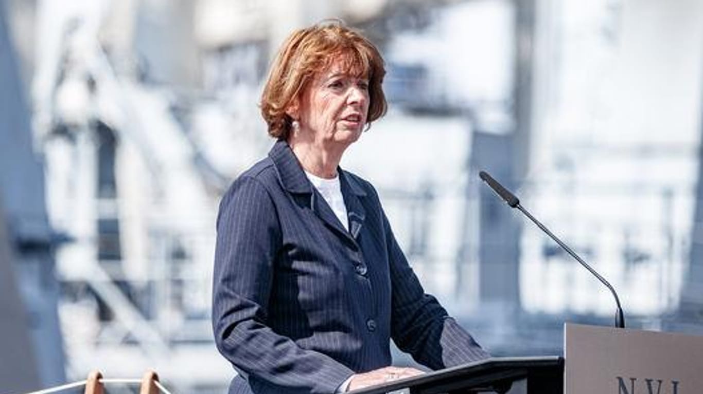 Henriette Reker (parteilos), Oberbürgermeisterin Kölns, spricht zur Taufe der Korvette "Köln" auf dem Werftgelände von Blohm+Voss.