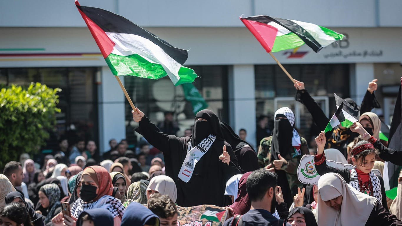 Nach Zusammenstößen auf dem Tempelberg nehmen Hamas-Anhänger in Gaza an einer Demonstration teil, um ihre Unterstützung für die Al-Aksa-Moschee in Jerusalem zu zeigen.