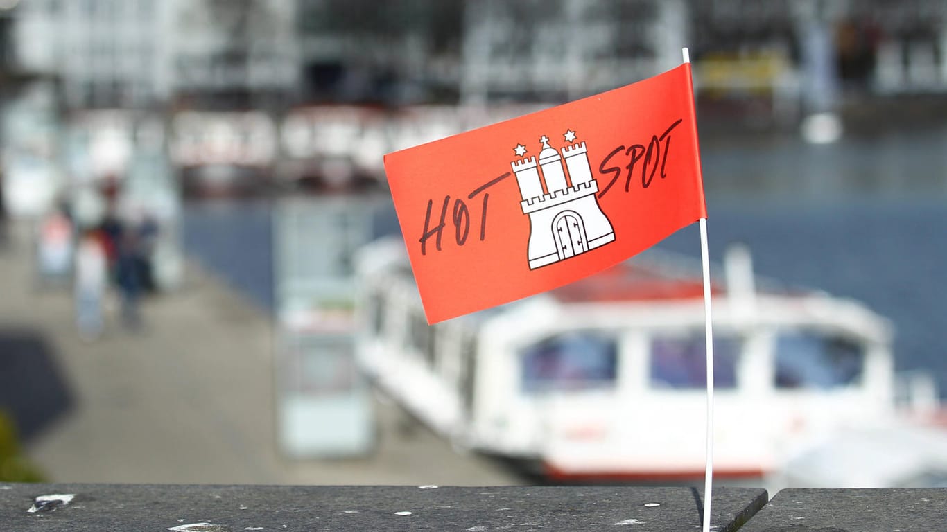 Eine Papierfahne mit dem Hamburg-Wappen und der Aufschrift "Hotspot" steckt in einer Mauer am Jungfernstieg (Symbolbild): Nur zwei Bundesländer haben die Möglichkeit genutzt, die Corona-Maßnahmen zu verlängern.