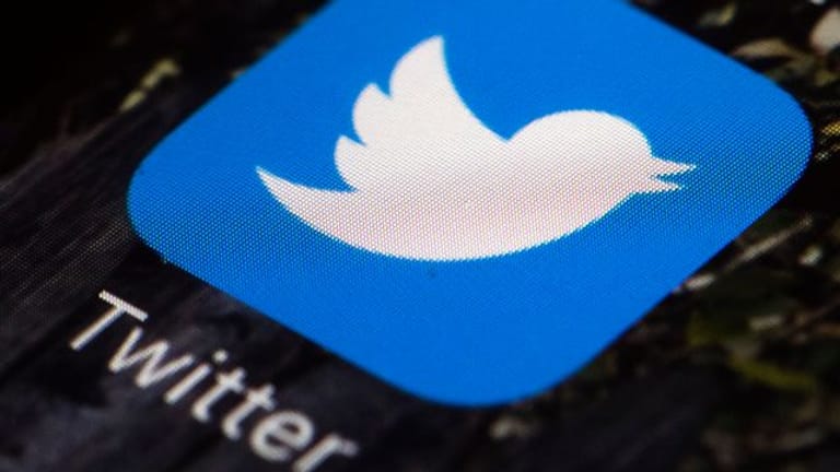 Das Twitter-Symbol auf einem Mobiltelefon.