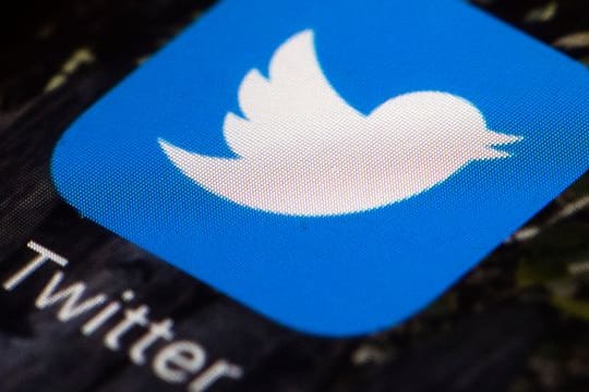 Das Twitter-Symbol auf einem Mobiltelefon.