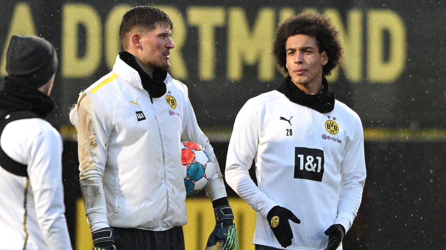 Gregor Kobel (M.) und Axel Witsel (r.): Die beiden Dortmunder Leistungsträger werden am Wochenende verletzungsbedingt nicht auflaufen. Gregor Kobel (M.) und Axel Witsel (r.): Die beiden Dortmunder Leistungsträger werden am Wochenende verletzungsbedingt nicht auflaufen.