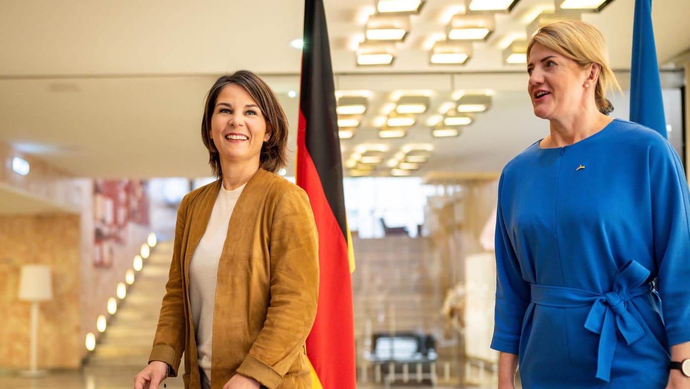 Außenministerin Annalena Baerbock mit ihrer estnischen Amtskollegin, Eva-Maria Liimets: Besonders Estland und Lettland gelten als mediales Frontgebiet.