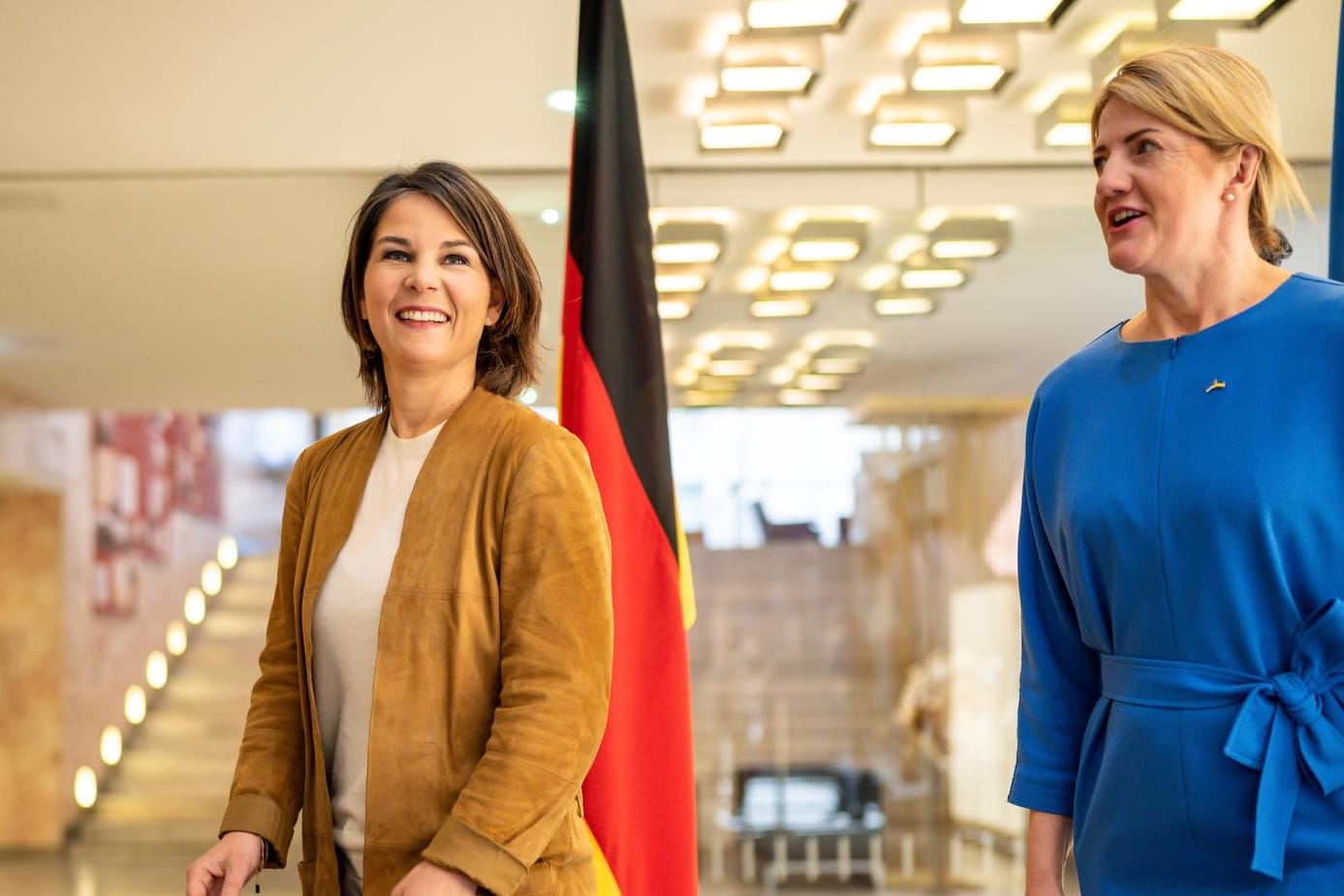 Außenministerin Annalena Baerbock mit ihrer estnischen Amtskollegin, Eva-Maria Liimets: Besonders Estland und Lettland gelten als mediales Frontgebiet.