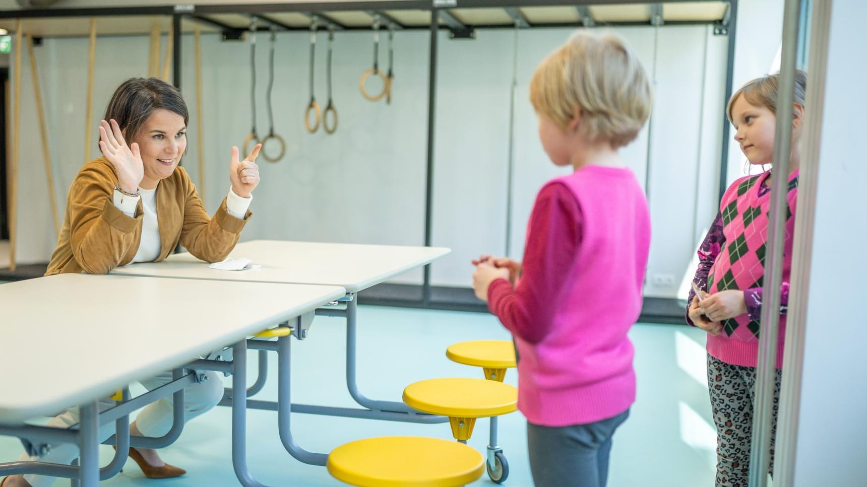 Baerbock spricht mit Erstklässlern am "Tallinn Salsa Gymnasium", einer staatlichen Schule mit einer deutschen Abteilung.