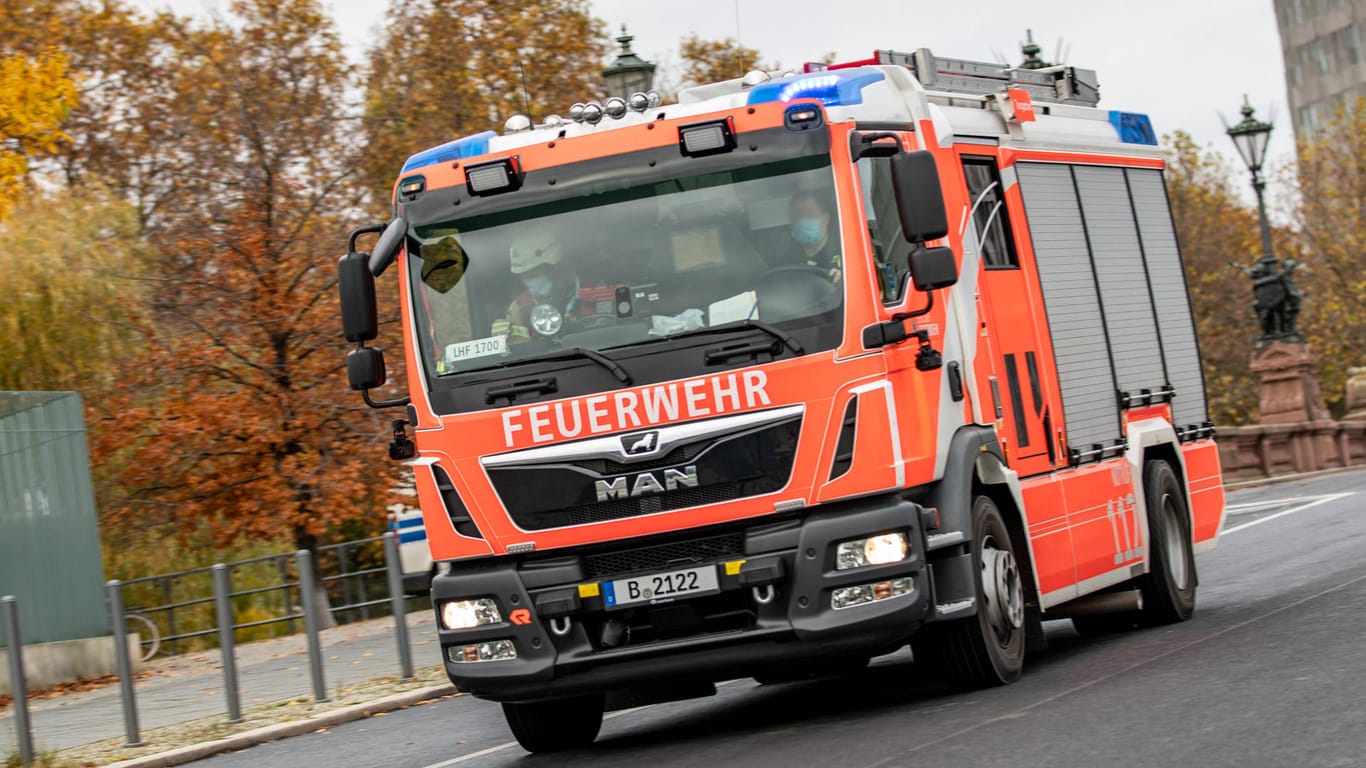Ein Löschfahrzeug der Berliner Feuerwehr (Archivbild): Am Ostersonntag hatte es in einer Pflegeeinrichtung gebrannt.