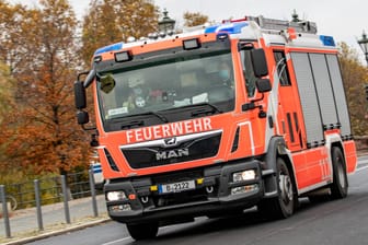 Ein Löschfahrzeug der Berliner Feuerwehr (Archivbild): Am Ostersonntag hatte es in einer Pflegeeinrichtung gebrannt.