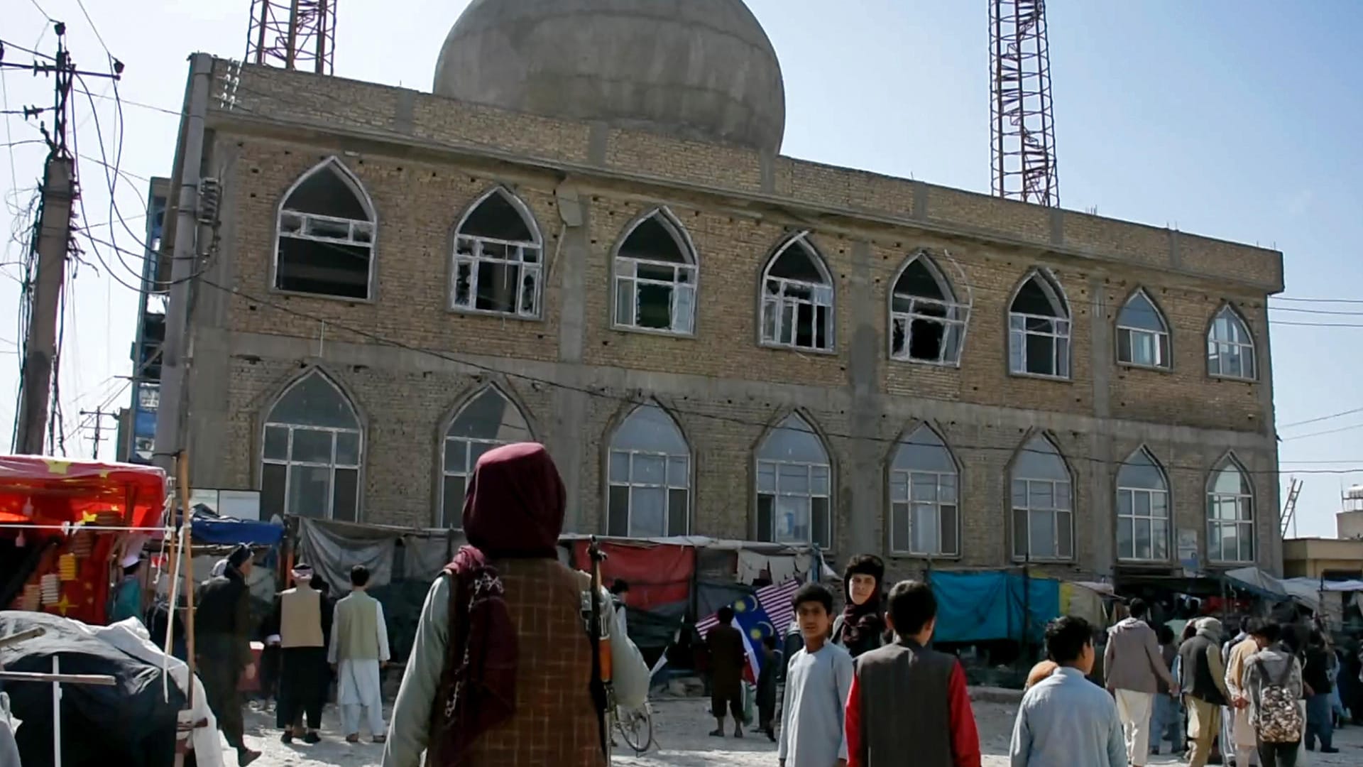 Nach dem Anschlag auf eine Moschee in Masar-i-Sharif: Vor dem Gebäude patrouilliert ein Taliban-Kämpfer.