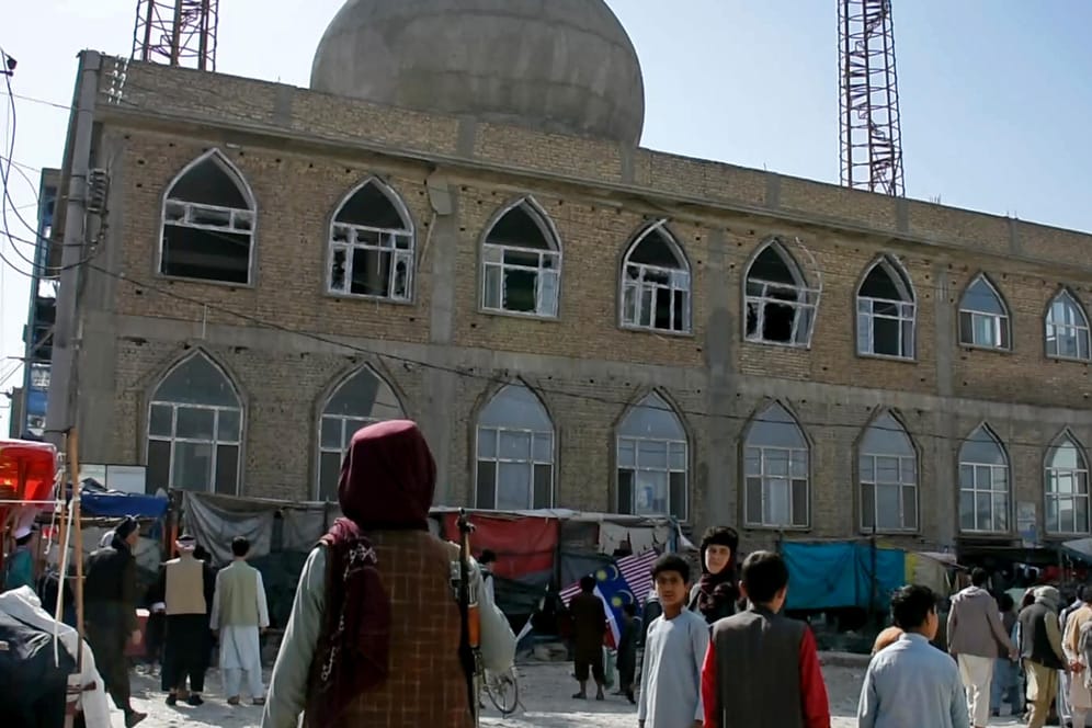 Nach dem Anschlag auf eine Moschee in Masar-i-Sharif: Vor dem Gebäude patrouilliert ein Taliban-Kämpfer.