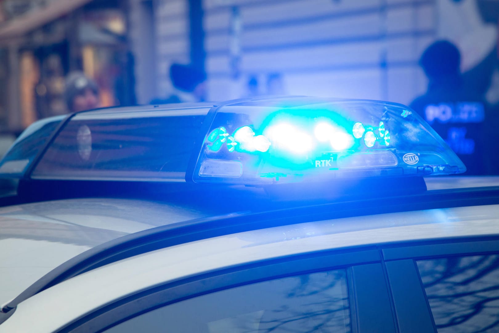 Polizeieinsatz mit Blaulicht (Symbolbild): Die Kripo ermittelt, nachdem drei Männer auf dem Nürnberger Volksfest mit einem Messer angegriffen wurden.