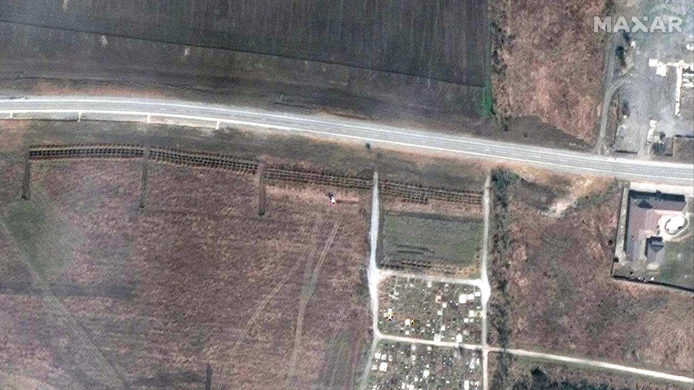 Dieses Satellitenbild soll ein Massengrab parallel zum Straßenverlauf in Manhusch, etwa 20 Kilometer westlich von Mariupol, zeigen.