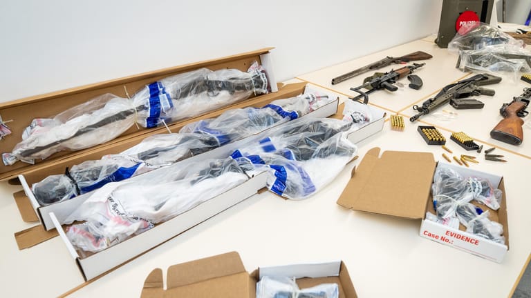 Die sichergestellten Waffen sind in Plastikfolie eingepackt: Am Mittwoch hatte ein mutmaßlicher Reichsbürger aus Boxberg einen Polizisten attackiert.