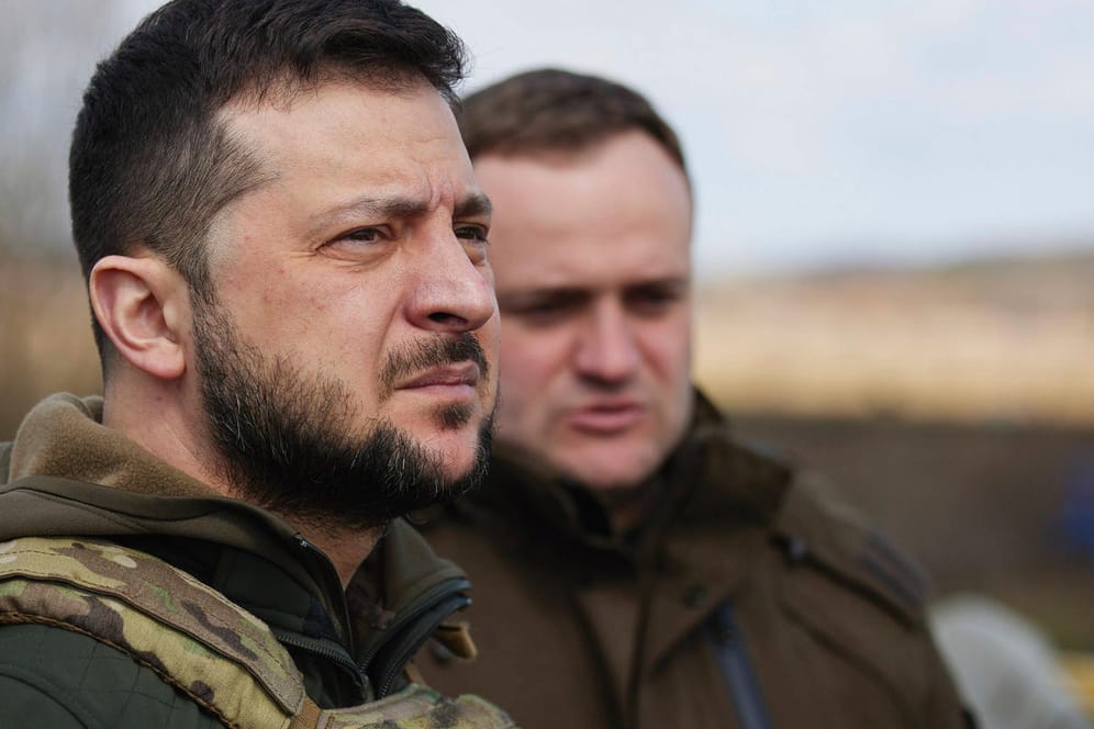 Der ukrainische Präsident Wolodymyr Selenskyj in Butscha Anfang April: Nach dem Rückzug russischer Truppen aus dem Vorort von Kiew waren dort zahlreiche tote Zivilisten entdeckt worden.