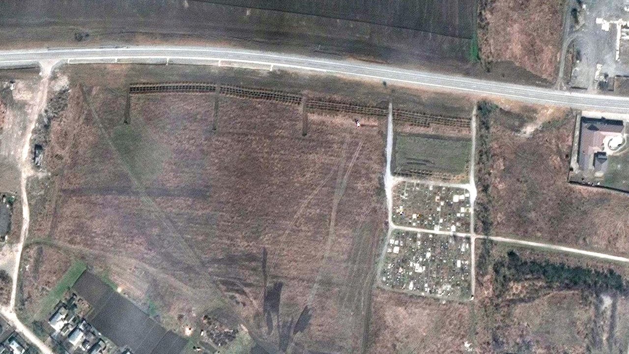 Dieses von Maxar Technologies zur Verfügung gestellte Satellitenfoto soll ein Massengrab in Manhusch in der Nähe eines Friedhofs parallel zum Straßenverlauf zeigen. Dieses von Maxar Technologies zur Verfügung gestellte Satellitenfoto soll ein Massengrab in Manhusch in der Nähe eines Friedhofs parallel zum Straßenverlauf zeigen.
