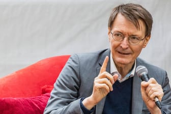 Gesundheitsminister Karl Lauterbach (Archiv): Neue Virusvarianten kämen in immer knapperen Abständen.