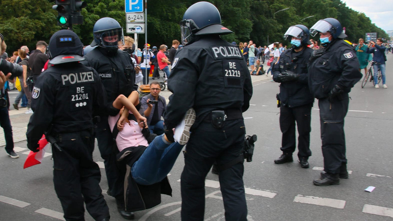 Polizisten tragen eine Demonstrantin weg (Archivbild): Videos von Polizeieinsätzen bei Corona-Demonstrationen waren die Veranlassung für die Anfrage bei der Bundesregierung.