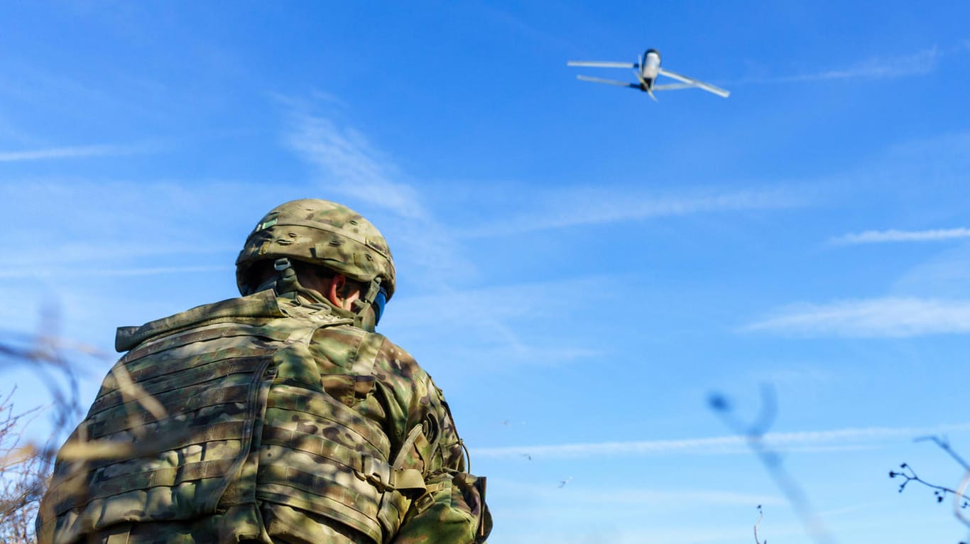 US-Soldat mit Switchblade-Drohne (Archivbild): Die "Phoenix Ghost"-Drohnen sollen den sogenannten Switchblade-Drohnen ähneln.
