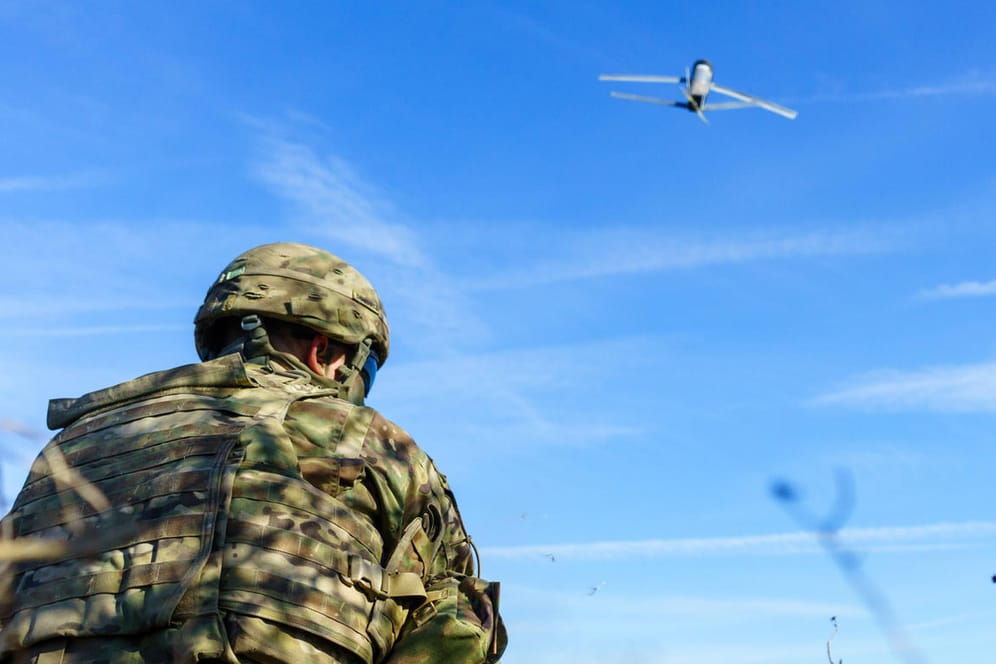 US-Soldat mit Switchblade-Drohne (Archivbild): Die "Phoenix Ghost"-Drohnen sollen den sogenannten Switchblade-Drohnen ähneln.