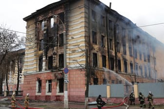 Feuerwehrleute versuchen, das brennende Gebäude des Zentralen Forschungsinstituts der Luft- und Raumfahrtverteidigungskräfte zu löschen.