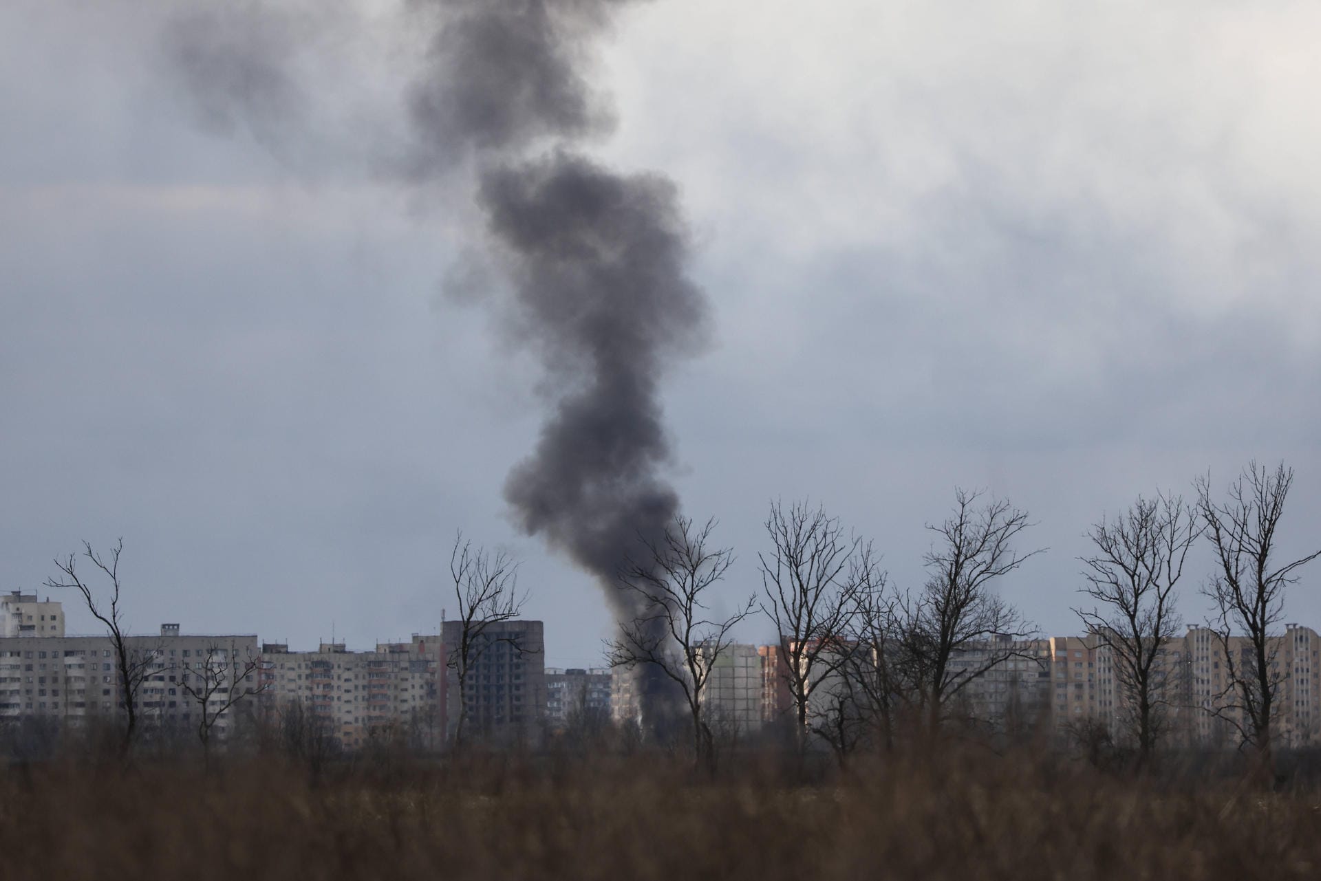 Eine Woche nach Russlands Einmarsch in die Ukraine steigt am 2. März erstmals Rauch über Mariupol auf. Die Stadt, deren 441.000 Einwohner überwiegend russischsprachig sind, steht unter Beschuss. Bürgermeister Wadym Boitschenko warnt vor einer Belagerung der Stadt durch russische Truppen "wie in Leningrad".