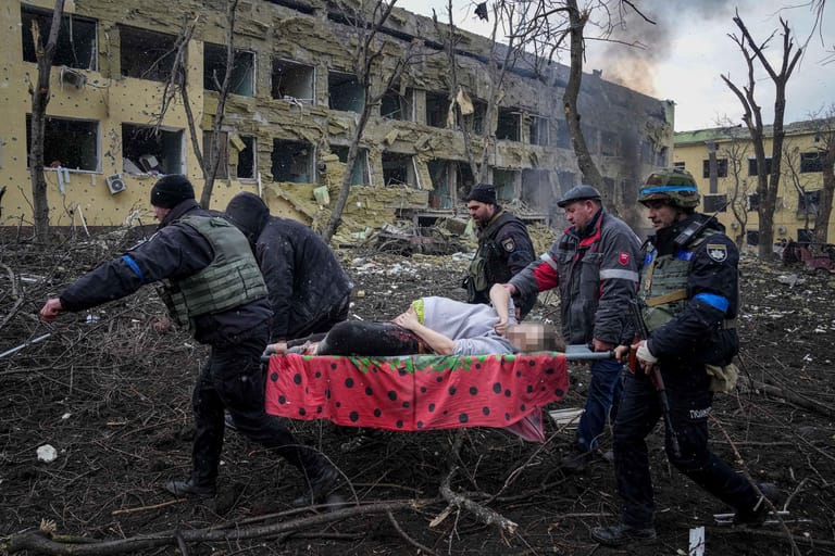 Am 9. März beschießt Russland eine Kinder- und Geburtsklinik in der belagerten Hafenstadt. Drei Menschen werden dabei getötet, darunter ein Kind. Die Ukraine und die EU sprechen von einem "Kriegsverbrechen". Russland behauptet, in dem Gebäude hätten sich ukrainische Nationalisten verschanzt. Bilder schwangerer Frauen, die aus den Trümmern gerettet werden, sprechen dagegen.