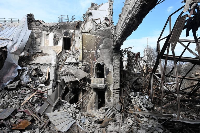 Am 16. März wird durch russische Luftangriffe das Theater im Zentrum Mariupols zerstört, in dessen Keller rund 1.000 Zivilisten – überwiegend Frauen und Kinder – Zuflucht gesucht hatten. Rund 300 Menschen werden dabei nach ukrainischen Schätzungen getötet. Überlebende, die in einem Schutzraum eingeschlossen sind, können erst nach Tagen gerettet werden.