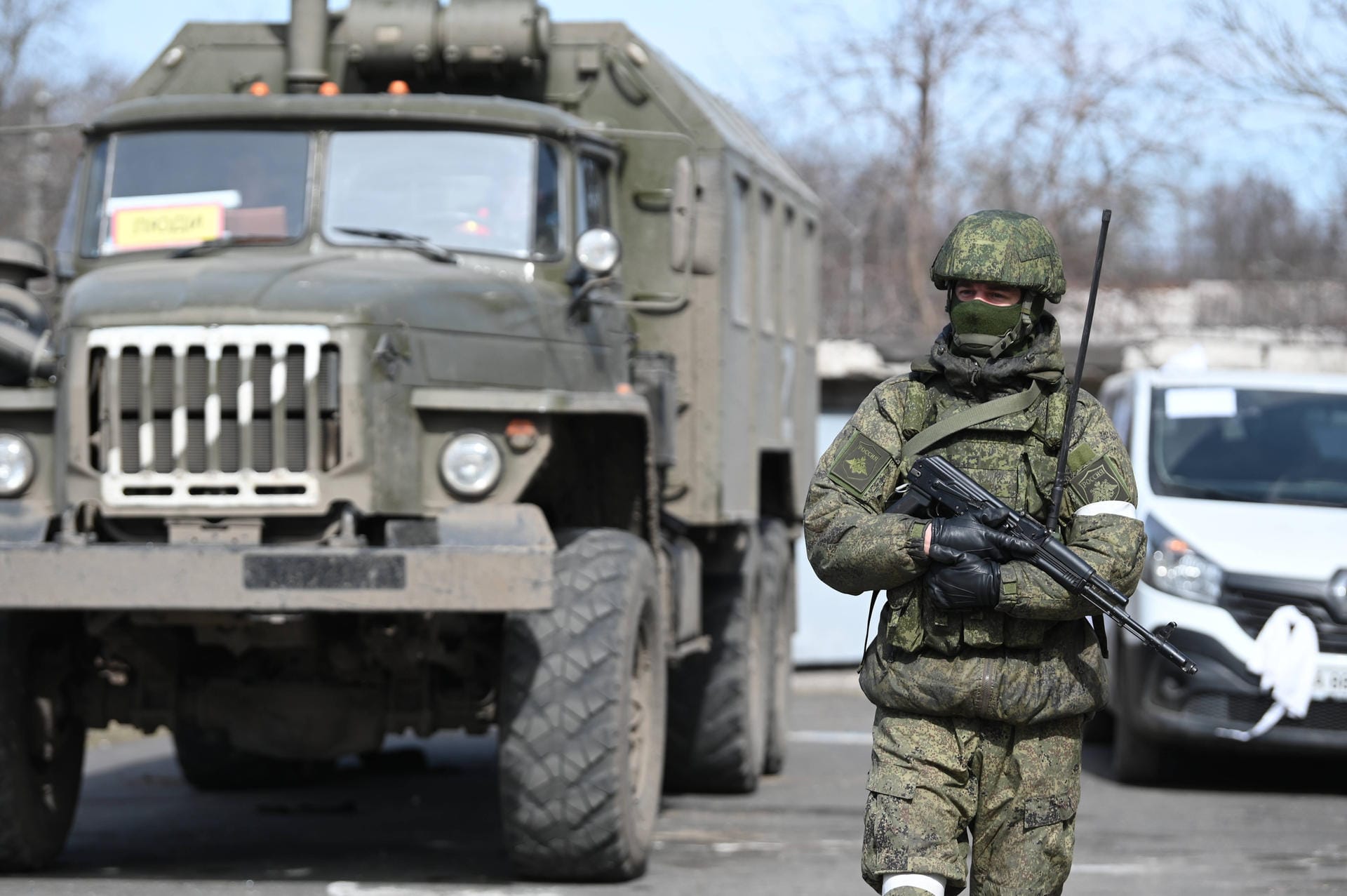 Russland stellt den ukrainischen Streitkräften in der Stadt ein erstes Ultimatum. Diese weigern sich am 21. März jedoch, sich zu ergeben.