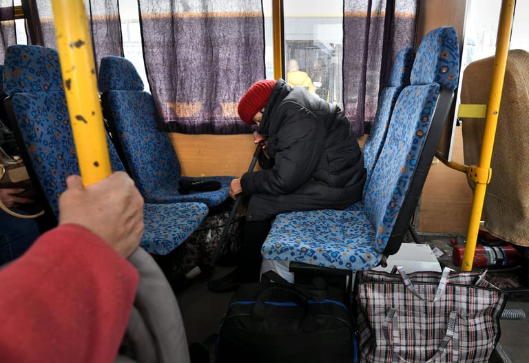 Moskau kündigt am 30. März eine Feuerpause für die schwer zerstörte Stadt an, um die Evakuierung von Zivilisten zu ermöglichen. Kiew schickt daraufhin 45 Busse, um die Menschen in die von der Ukraine kontrollierte Stadt Saporischschja zu bringen. Bürgermeister Boitschenko berichtet am 4. April, seine Stadt sei zu "90 Prozent" zerstört.