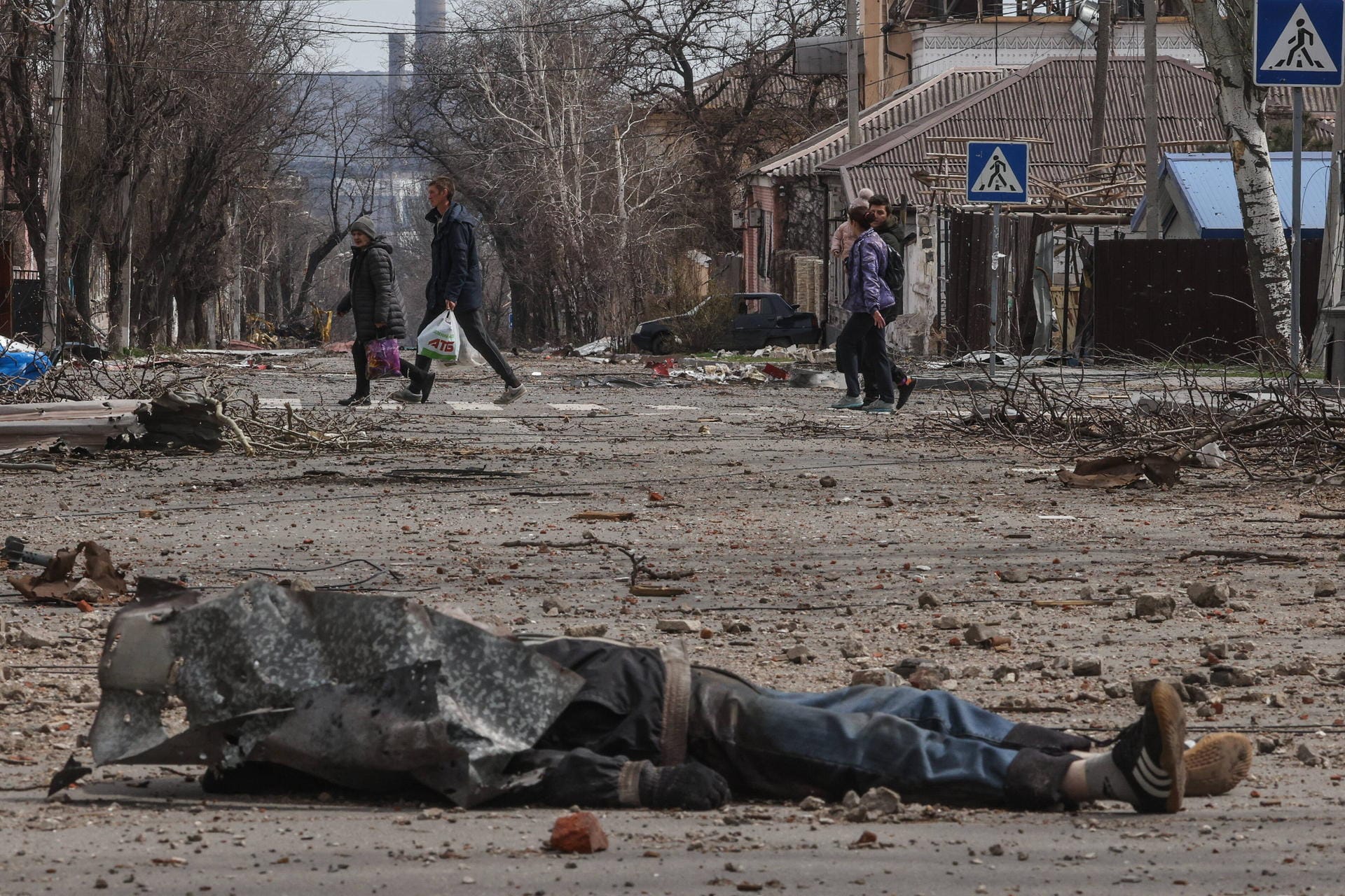 Der ukrainische Präsident Wolodymyr Selenskyj wirft Russland am 6. April vor, den humanitären Zugang zur Stadt zu blockieren, um "tausende" Opfer zu verschleiern. Der von pro-russischen Kräften eingesetzte "neue Bürgermeister" Konstantin Iwaschtschenko beziffert die Zahl der getöteten Zivilisten am 7. April mit rund 5.000.