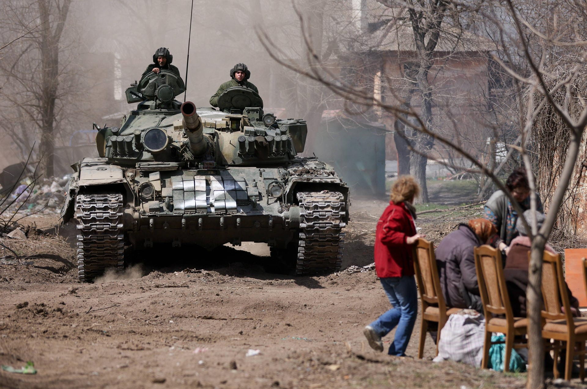 Am 11. April erklären die verbliebenen ukrainischen Streitkräfte in Mariupol, die "letzte Schlacht" stehe bevor, da die Munition zur Neige gehe. Selenskyj erklärt, er gehe von "zehntausenden" Getöteten in Mariupol aus. Die US-Regierung warnt zudem davor, dass Russland "chemische Kampfstoffe einsetzen könnte".